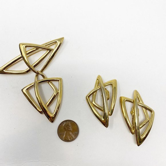 438 Vintage Trifari Kunio Matsumoto gold tone abstract brooch and earring set